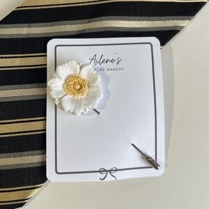 Poppy Lapel Pin -white with gold